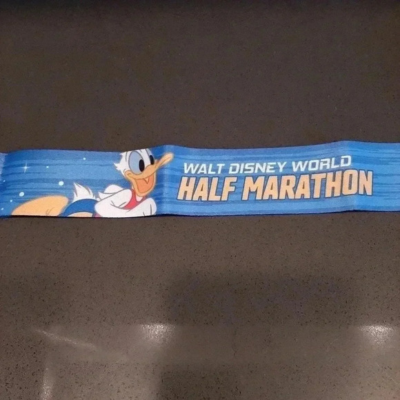 Walt Disney World Half Marathon Medal Donald Duck And Daisy 2021 RARE - Picture 4 of 4